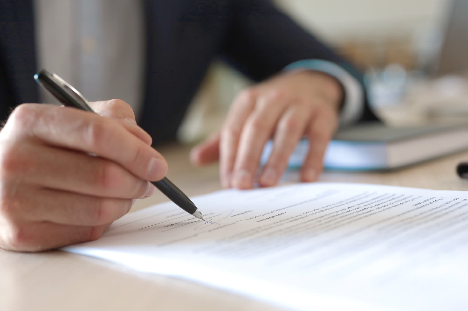 Le devis et contrat d’entreprise : Lequel signer ? Découvrez les clauses indispensables pour vous protéger.