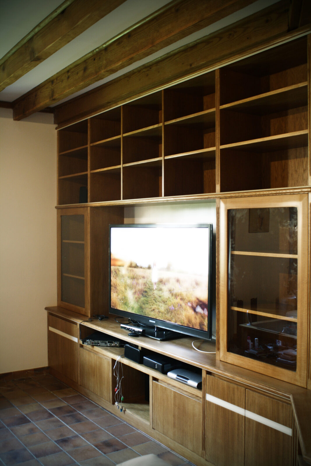 Meuble audio-vidéo et bibliothèque à Sailly-sur-la-Lys