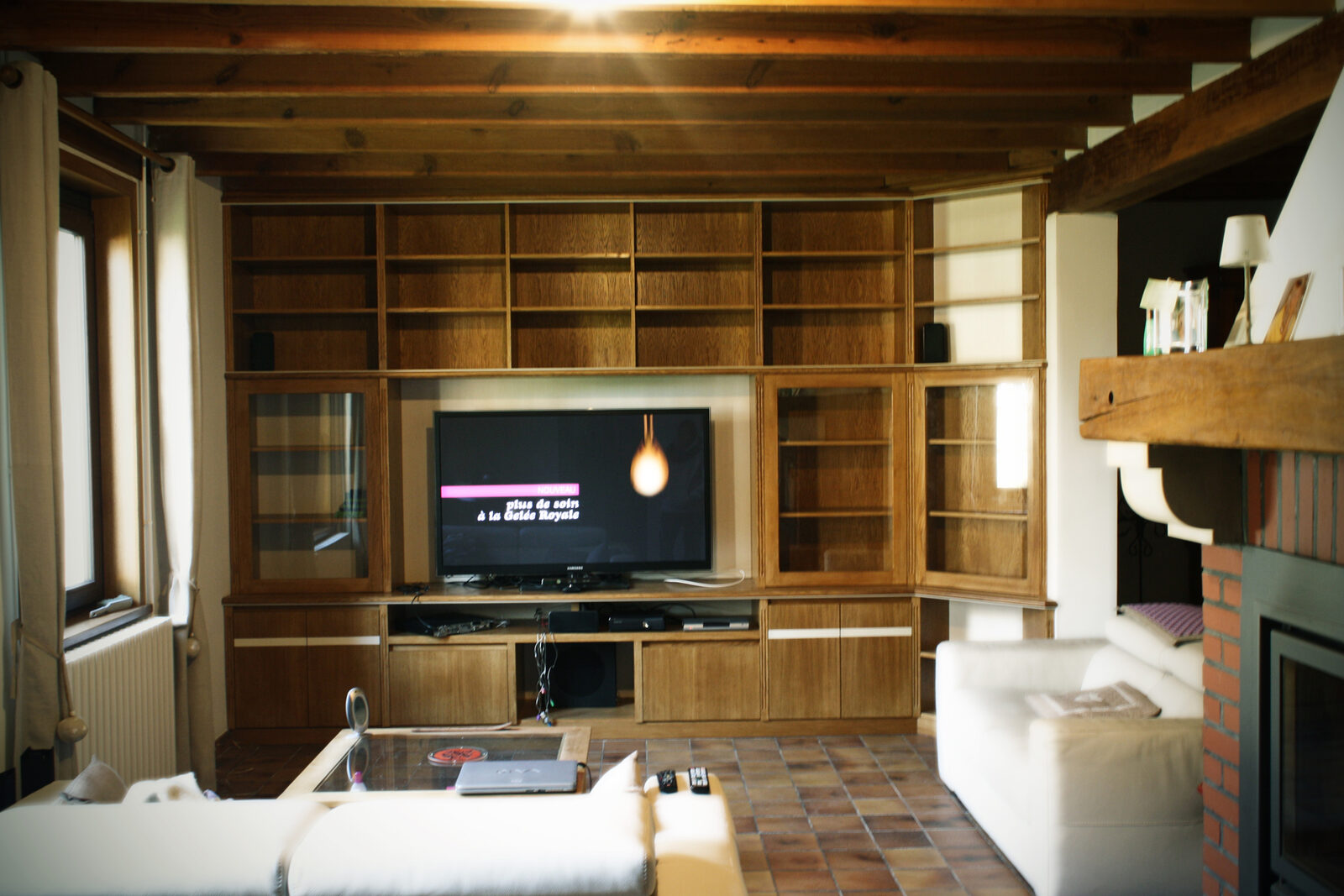 Meuble audio-vidéo et bibliothèque à Sailly-sur-la-Lys